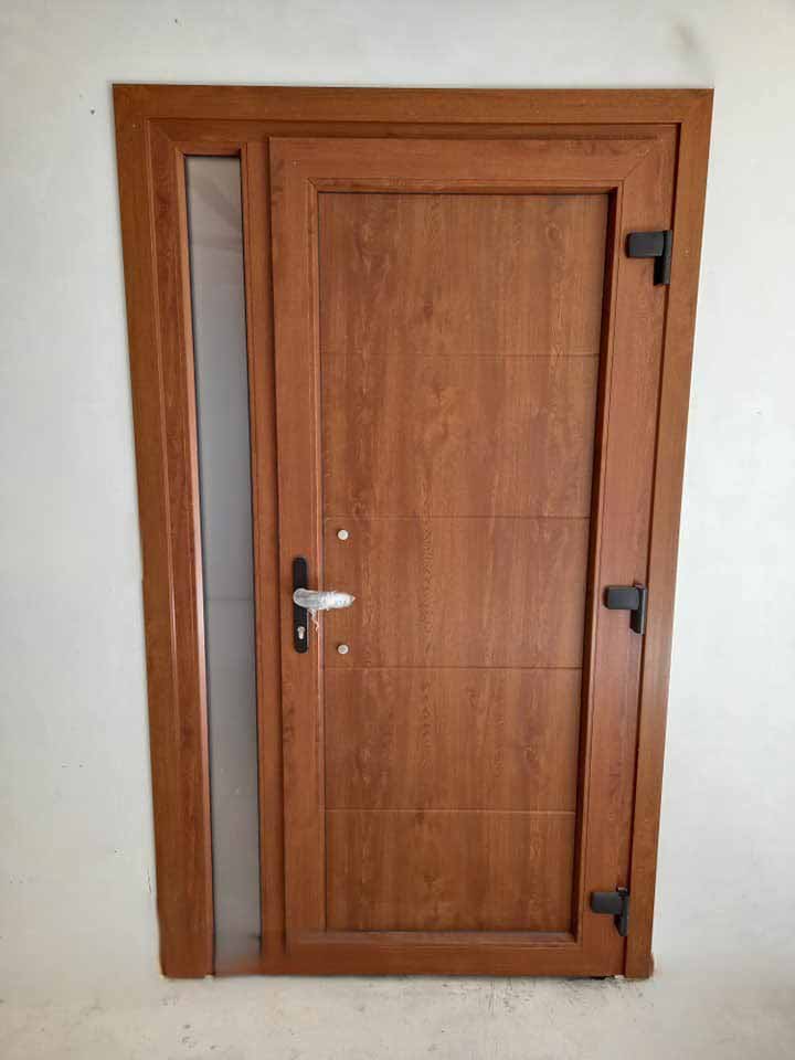 Alubabel puerta hecha en madera