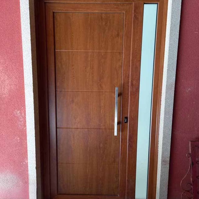 Alubabel puerta realizada en madera