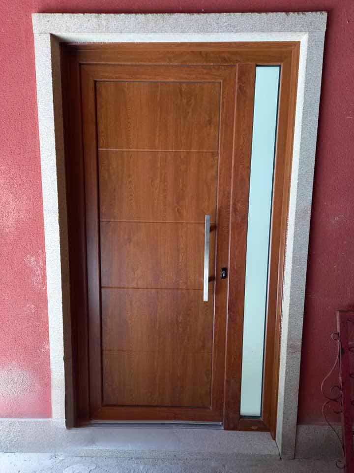 Alubabel puerta realizada en madera