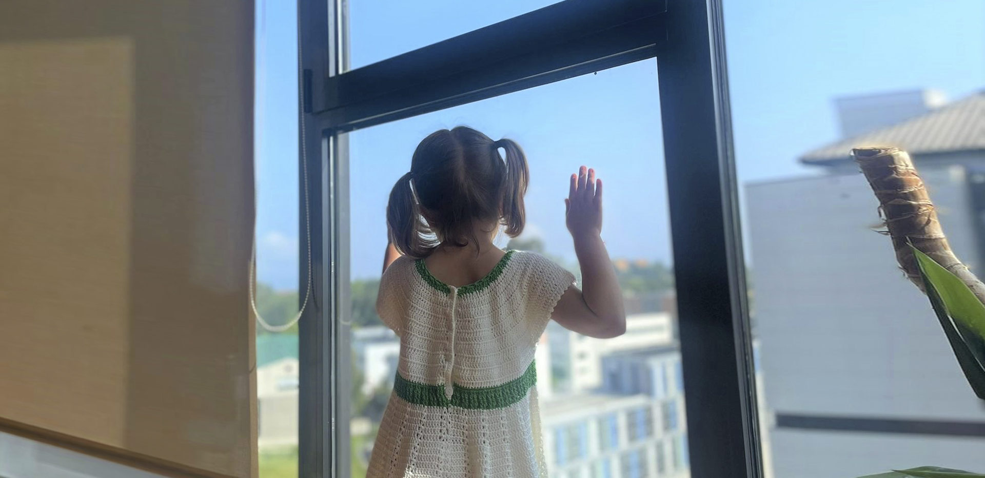 Alubabel niña en ventana